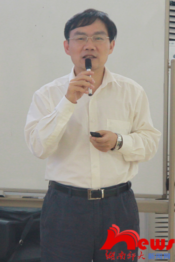 张国骥为华文教育校长研习班学员解读“大学与大学文化”(图2)