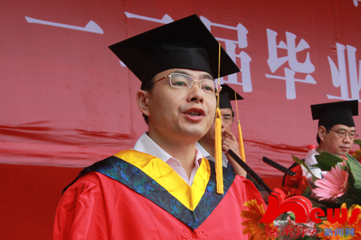 学校隆重举行毕业典礼深情送别２０１２届毕业生(图7)