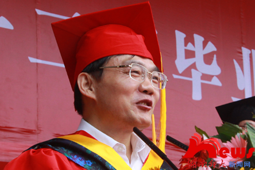 学校隆重举行毕业典礼深情送别２０１２届毕业生(图3)