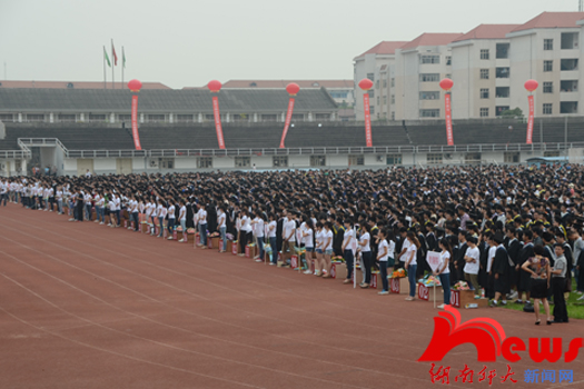 学校隆重举行毕业典礼深情送别２０１２届毕业生(图2)