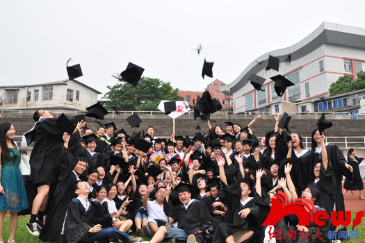 学校隆重举行毕业典礼深情送别２０１２届毕业生(图8)