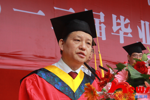 学校隆重举行毕业典礼深情送别２０１２届毕业生(图5)