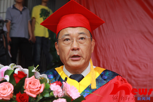 学校隆重举行毕业典礼深情送别２０１２届毕业生(图4)