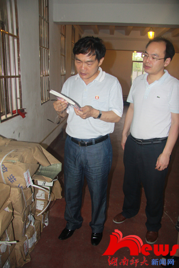 我校书记张国骥到教材服务中心调研(图2)