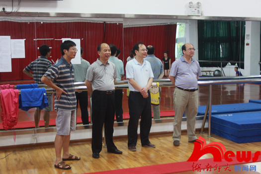 省教育厅副厅长王键看望我校备战第９届全国大运会的运动员(图1)