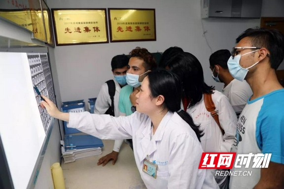 湖南师范大学医学院39名留学生来湖南省胸科医院见习(图1)